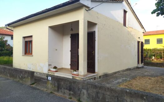 Monsummano Terme, zona le Case, Viareggina libera su quattro lati