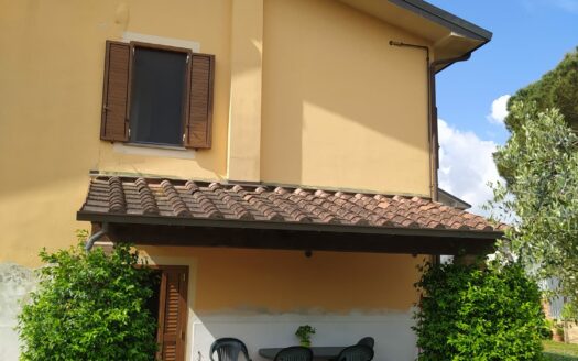 Monsummano Terme, località Le Case, villetta bifamiliare libera su tre lati