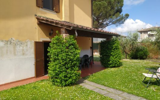 Monsummano Terme, località Le Case, villetta bifamiliare libera su tre lati