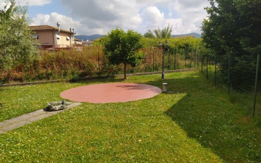 Monsummano Terme, località Le Case, villetta bifamiliare libera su tre lati