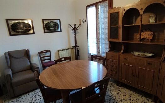 Monsummano Terme, zona le Case, Viareggina libera su quattro lati