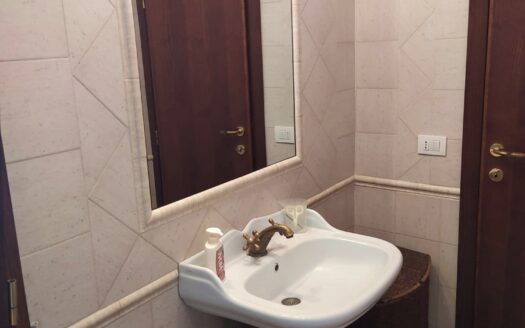 Monsummano Terme, località Le Case, villetta bifamiliare libera su tre lati