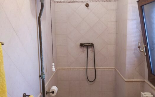 Monsummano Terme, località Le Case, villetta bifamiliare libera su tre lati