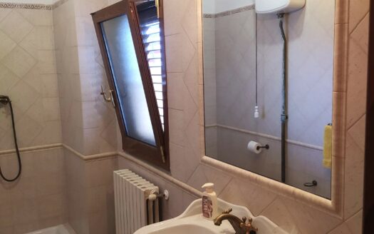 Monsummano Terme, località Le Case, villetta bifamiliare libera su tre lati