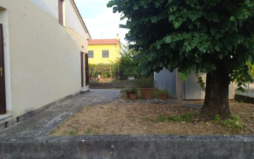 Monsummano Terme, zona le Case, Viareggina libera su quattro lati