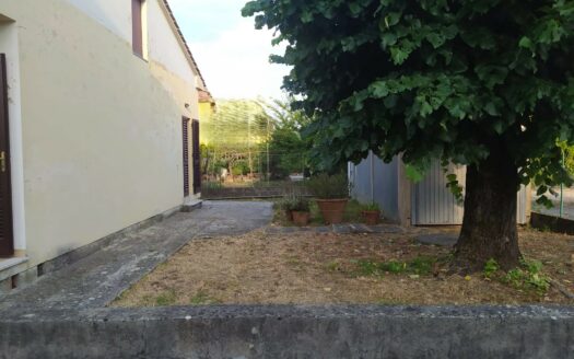 Monsummano Terme, zona le Case, Viareggina libera su quattro lati