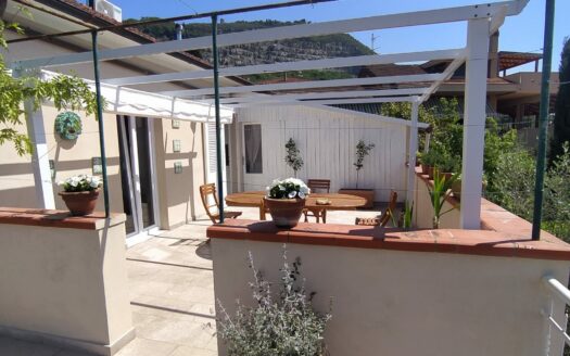 Monsummano Terme. Zona centrale. Appartamento con una camera