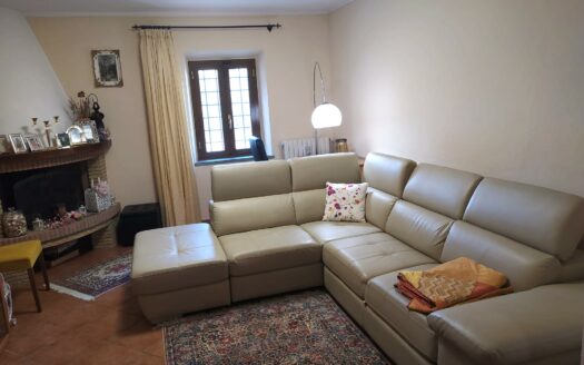 Monsummano Terme, località Le Case, villetta bifamiliare libera su tre lati