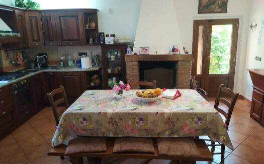 Monsummano Terme, località Le Case, villetta bifamiliare libera su tre lati