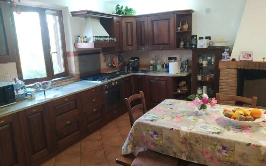 Monsummano Terme, località Le Case, villetta bifamiliare libera su tre lati