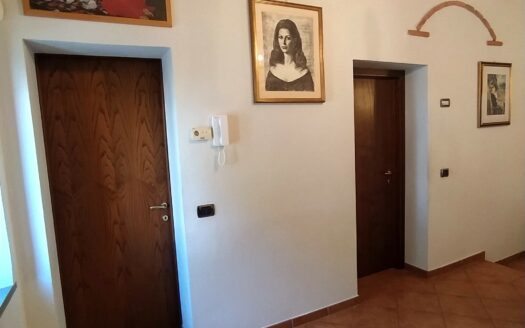 Monsummano Terme, località Le Case, villetta bifamiliare libera su tre lati