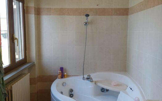 Monsummano Terme, località Le Case, villetta bifamiliare libera su tre lati