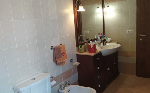 Monsummano Terme, località Le Case, villetta bifamiliare libera su tre lati