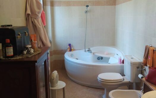 Monsummano Terme, località Le Case, villetta bifamiliare libera su tre lati