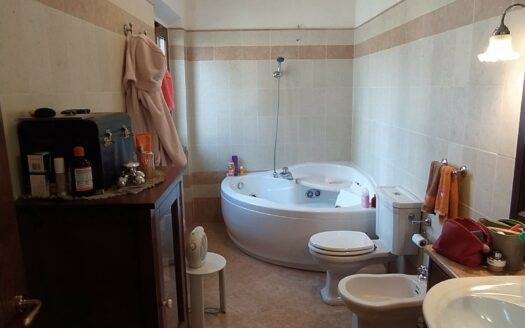 Monsummano Terme, località Le Case, villetta bifamiliare libera su tre lati