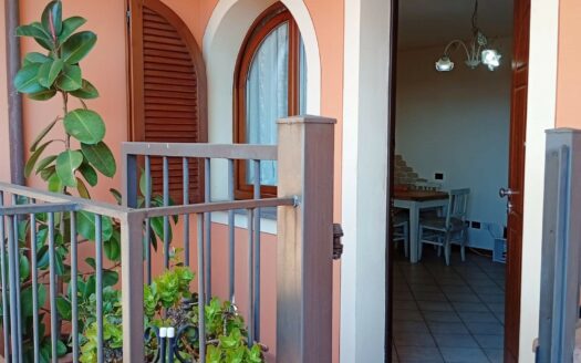 Monsummano Terme. Zona Grotta Giusti. Appartamento con due camere e giardino