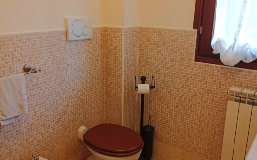 Monsummano Terme. Zona Grotta Giusti. Appartamento con due camere e giardino