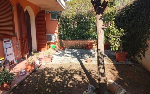 Monsummano Terme. Zona Grotta Giusti. Appartamento con due camere e giardino