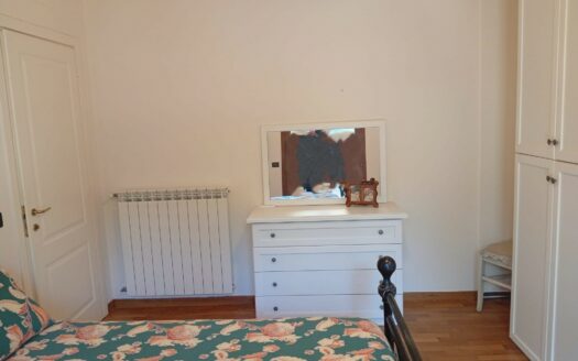 Monsummano Terme. Zona Grotta Giusti. Appartamento con due camere e giardino