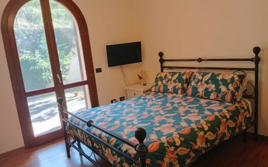 Monsummano Terme. Zona Grotta Giusti. Appartamento con due camere e giardino