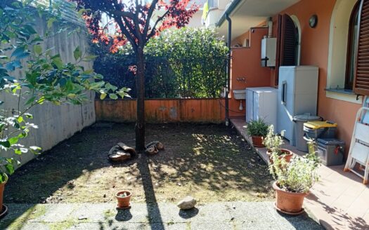 Monsummano Terme. Zona Grotta Giusti. Appartamento con due camere e giardino