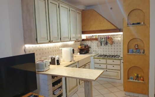 Monsummano Terme. Zona Grotta Giusti. Appartamento con due camere e giardino