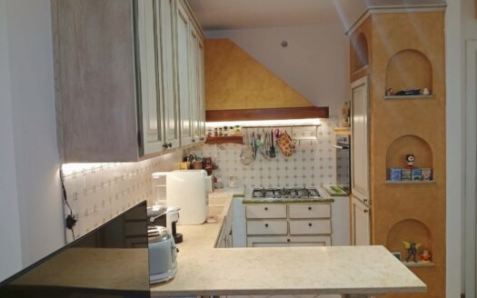 Monsummano Terme. Zona Grotta Giusti. Appartamento con due camere e giardino