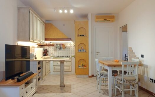 Monsummano Terme. Zona Grotta Giusti. Appartamento con due camere e giardino