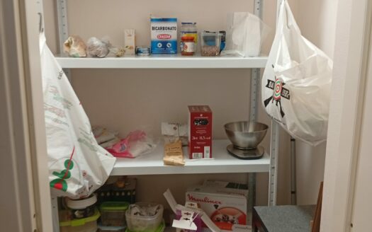 Monsummano Terme. Zona Grotta Giusti. Appartamento con due camere e giardino