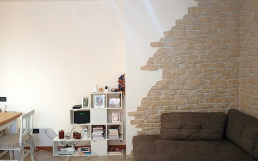 Monsummano Terme. Zona Grotta Giusti. Appartamento con due camere e giardino