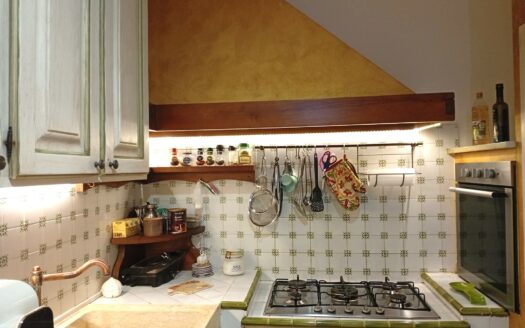 Monsummano Terme. Zona Grotta Giusti. Appartamento con due camere e giardino