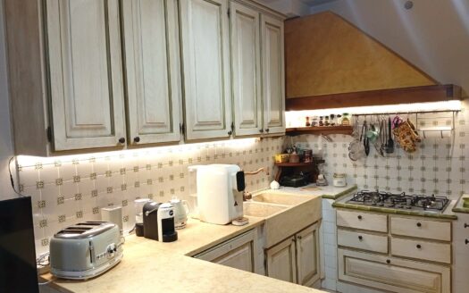 Monsummano Terme. Zona Grotta Giusti. Appartamento con due camere e giardino