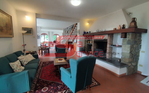 Buggiano, in zona collinare casale con terreno