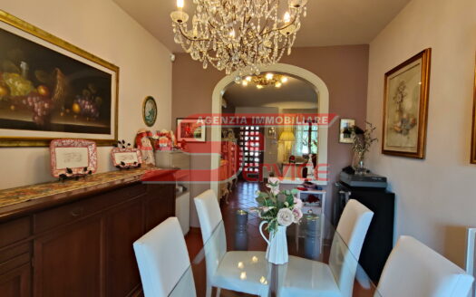 **Montecatini Terme, Villetta Angolare in Vendita**