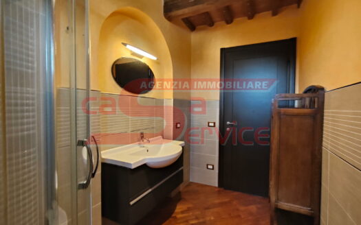 Uzzano, loc. Sant’Allucio, Appartamento in Stile Toscano con Finiture di Pregio