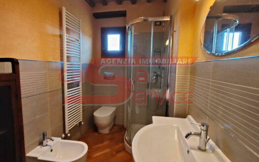 Uzzano, loc. Sant’Allucio, Appartamento in Stile Toscano con Finiture di Pregio