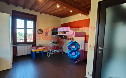 Uzzano, loc. Sant’Allucio, Appartamento in Stile Toscano con Finiture di Pregio